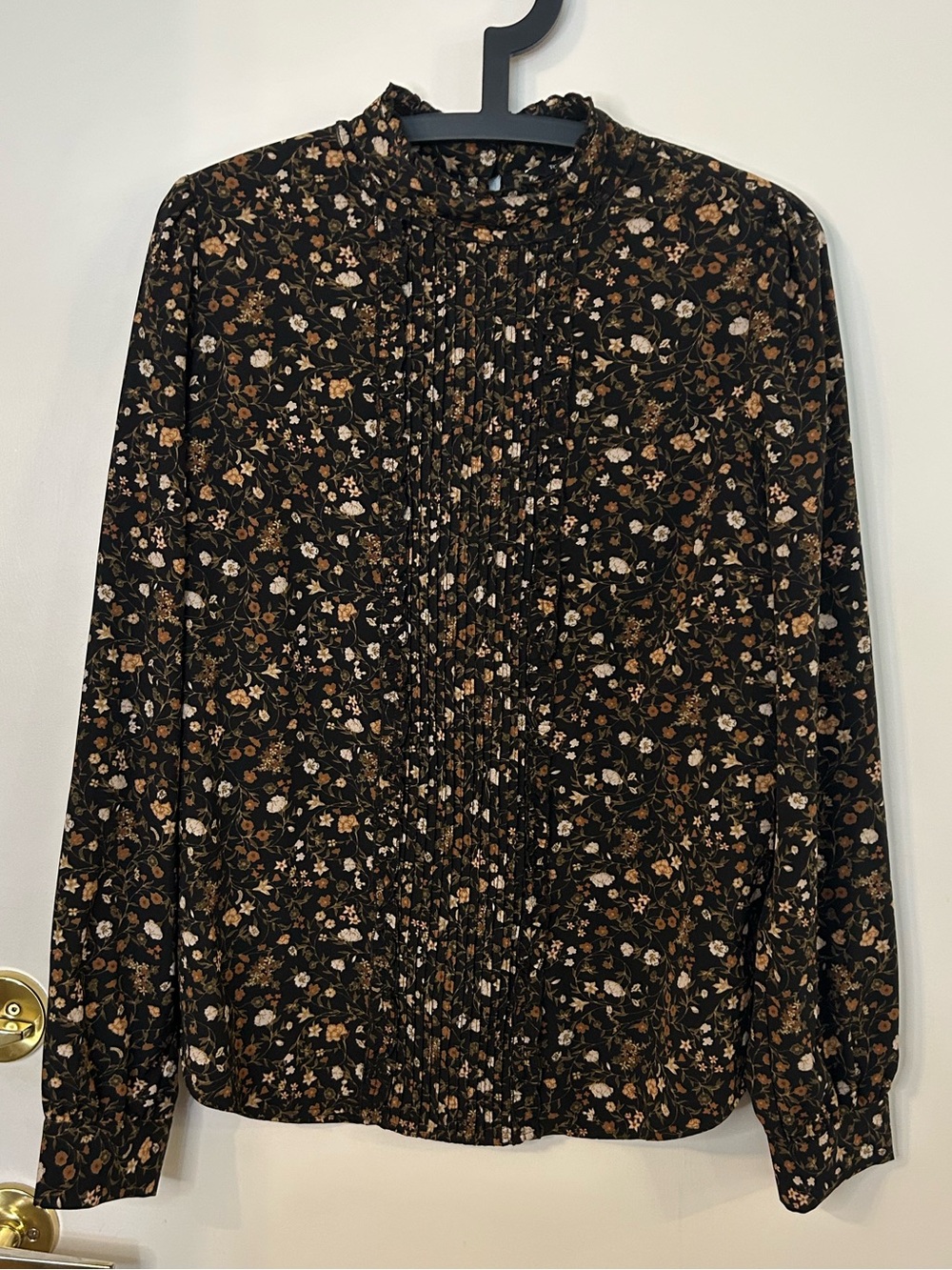 RW&CO. Women’s Black Floral Ruffled-Neck Blouse Size L